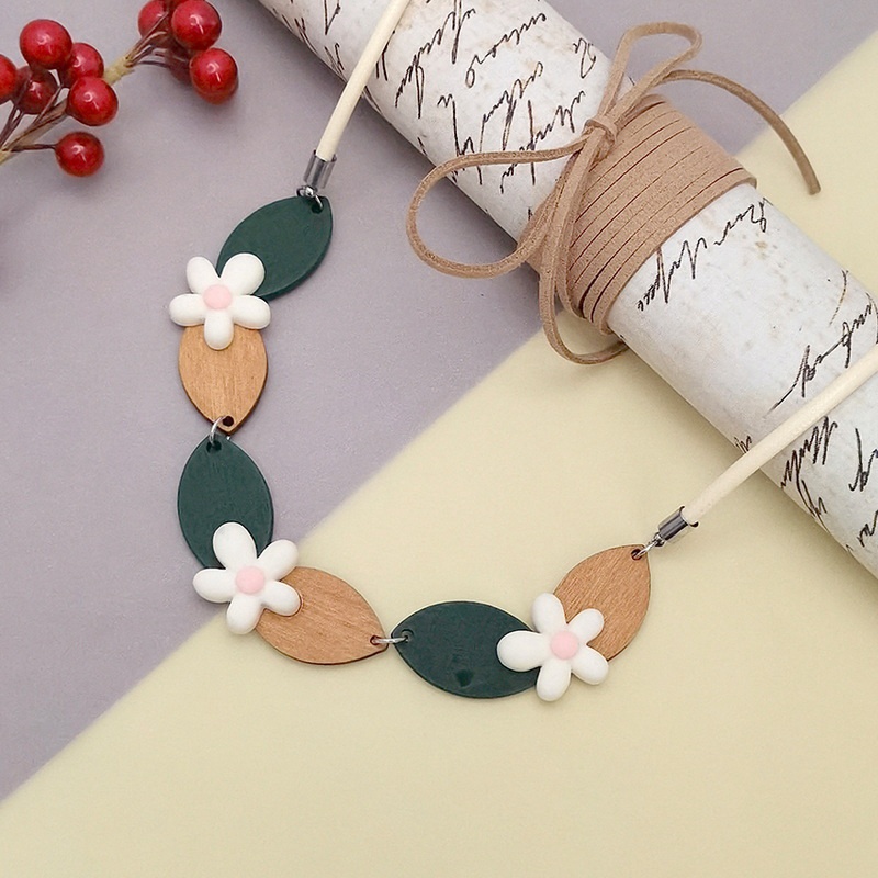 Ethnic Fashion Wear For Women - Women's Vintage Resin Flower Pendant Necklace